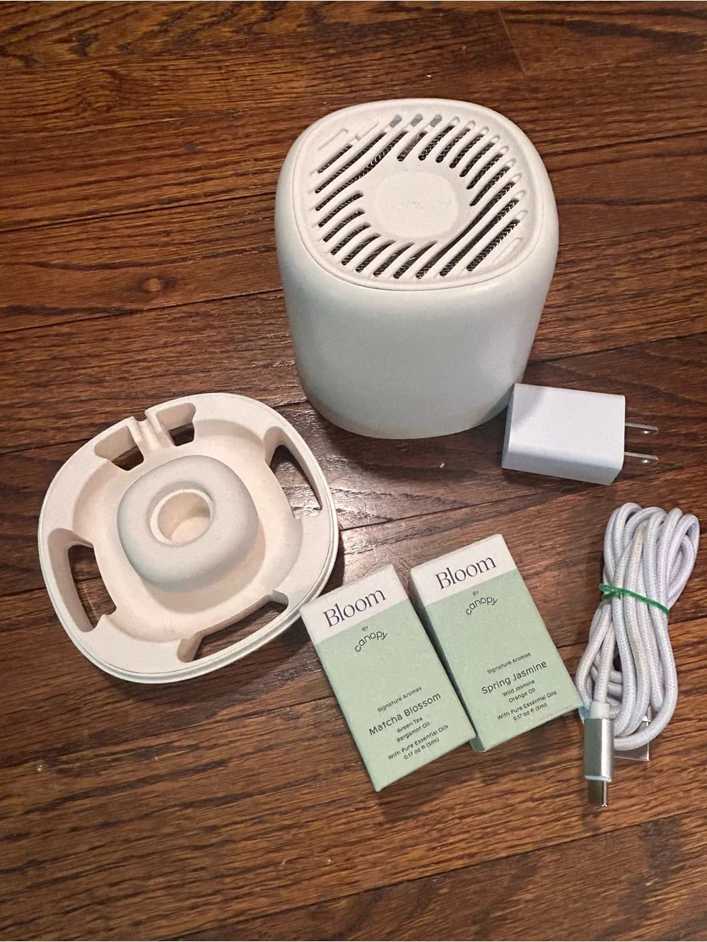 Bloom White USB Aroma Diffuser with Two Bloom Signature Oils - Picture 6 of 12